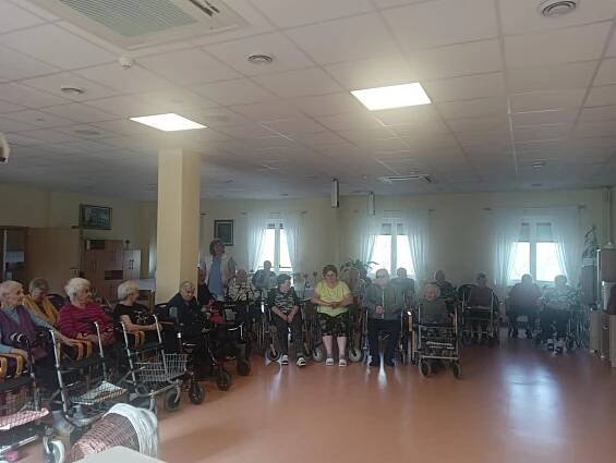 Návštěva dětí ze Speciální základní školy Heřmanův Městec - Oficiální stránky Domov pro seniory Heřmanův Městec