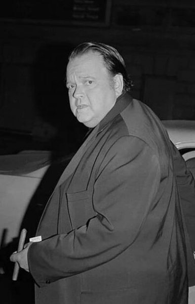 Orson Wells getting into car Manhattan 1962