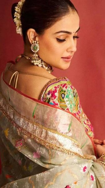 Genelia D'Souza exudes elegance in picture-perfect ethnic attires