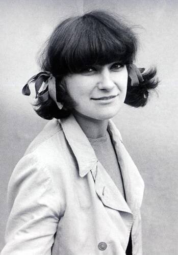 1970. Bylo mi dvacet. Psala jsem povídky, které vyšly v roce 2006 v knize KDYŽ ŘEKA TEKLA POD LEDEM.