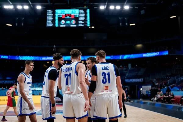 Vzácná návštěva, Jágr si udělal výlet na basket. Majitel Rytířů mu půjčil soukromý tryskáč