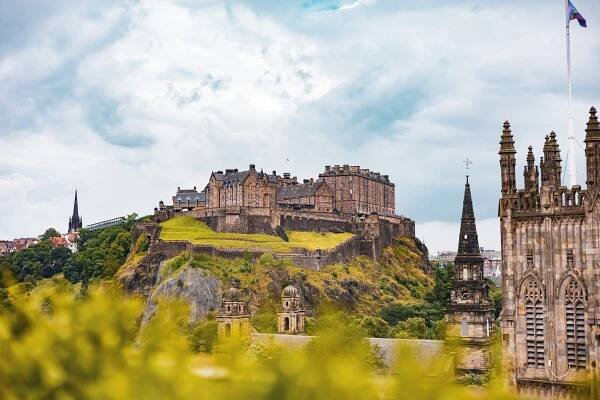 Hrad Edinburgh zbudovaný na cedicové Castle rock