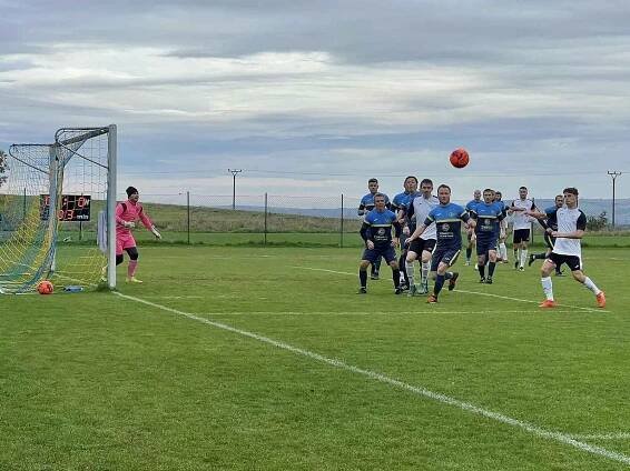 Fotbalisté Mařatic doma zdolali Nezdenice 2:1.
