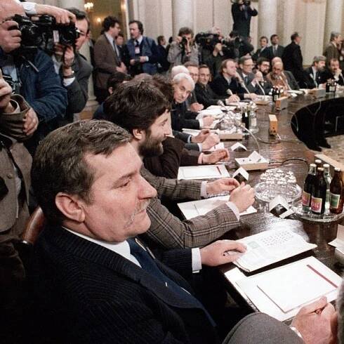 Lech Walesa u kulatého stolu na jednání s představiteli komunistické vlády  (6. února 1989) | foto: Fotobanka Profimedia
