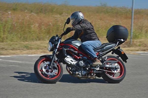 Suzuki SV650: Kolem komína | Auta Pod Lupou