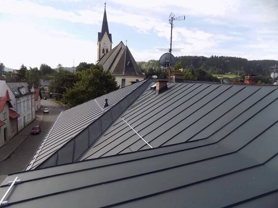 Rekonstrukce střechy-falcovaná krytina PREFA, Trutnov Poříči