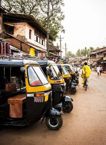 Žlutá rikši, tuk tuk v ulicích Gokarna, Karnataka, Indie — Stock obrázek