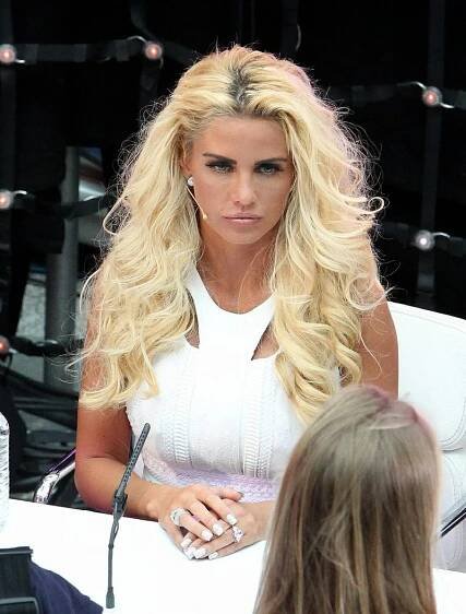 Sexbomba Katie Price nosí neskutečně luxusní prsten. Je znovu zasnoubená?