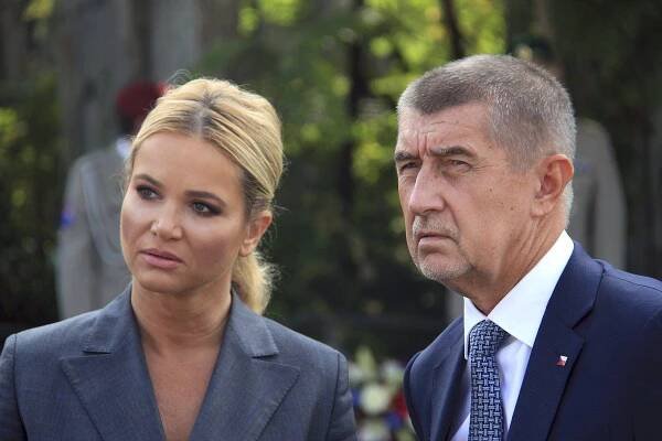 Moniku Babišovou zradily šaty! Premiérova žena ukázala podprsenku i nepěkné zářezy