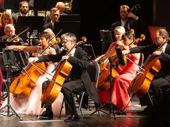 Jihočeská filharmonie zahájila sezonu. V čele se ženou. A zapojí i studenty