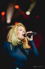 Ellie Goulding v Praze nešlo o show, víc sázela na vřelost