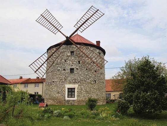Fotogalerie Okolo Ostrova u Macochy - Hostinec Staré časy poskytuje celodenní stravování a v letním období má i příjemnou