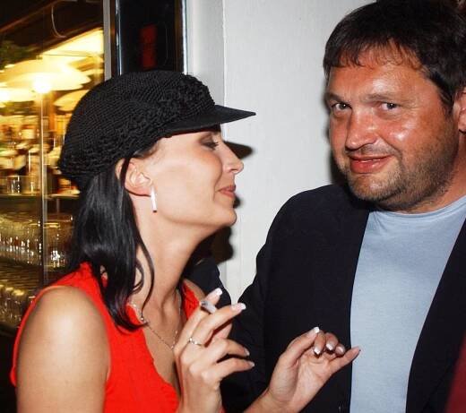 FOTO: Pepa odjel na chatu, aby mohl mít svou Gabču z Brna v náruči pořád. Vypracovala se jako moderátorka, ale její hudební pokusy stály Koktu miliony. Vztah i si dodnes pochvaluje, prý měli skvělý sex a ona i pěkné, nepochopené písně. – stránka 171