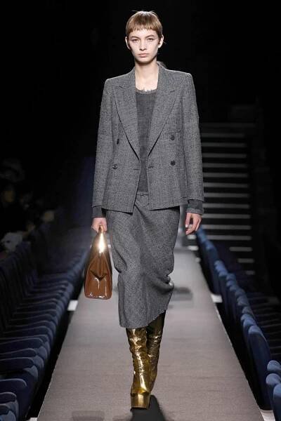 Dries van Noten představil na mole strohé kostýmové komplety doplněné o metalickou obuv.