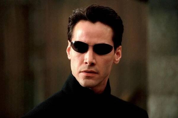 Rozděleni při porodu? Herec Dejvického divadla vypadá stejně jako Keanu Reeves!