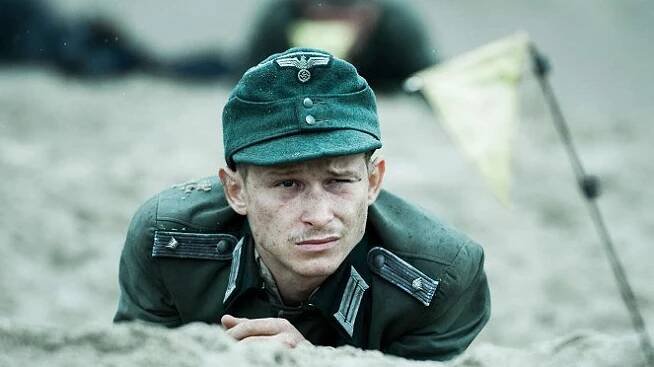 V písku - Příslib svobody - Z filmu - Joel Basman