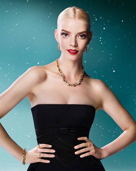 Anya Taylor-Joy září v nové vánoční kampani Tiffany & Co.