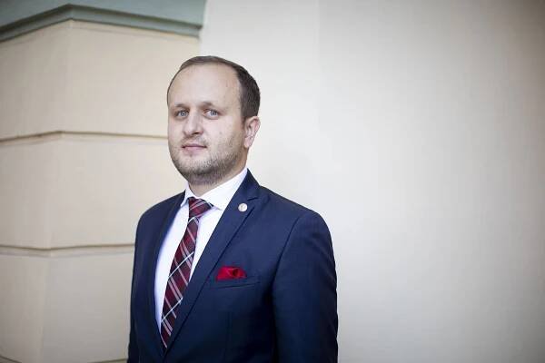 Čínská aplikace TikTok může být nebezpečná pro jednotlivce i instituce, varuje v rozhovoru šéf NÚKIB Lukáš Kintr....
