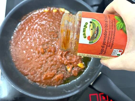Recept na těstoviny s rajčatovou omáčkou a balkánským sýrem