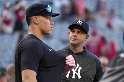 Aaron Judge speaks with Yankees manager Aaron Boone during batting practice.