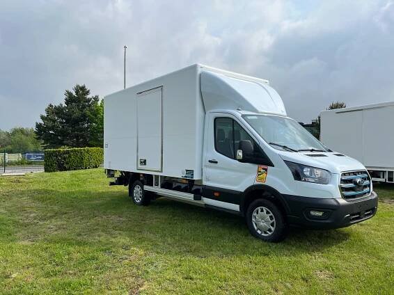 Photo de notre caisse légère Clean Urban Box sur un châssis. C'est la solution parfaite pour les aménagements métiers et le sur-mesure industriel pour vos fourgons grands volumes. C'est la solution avec une charge utile de 45% de plus par rapport à une carrosserie traditionnelle.