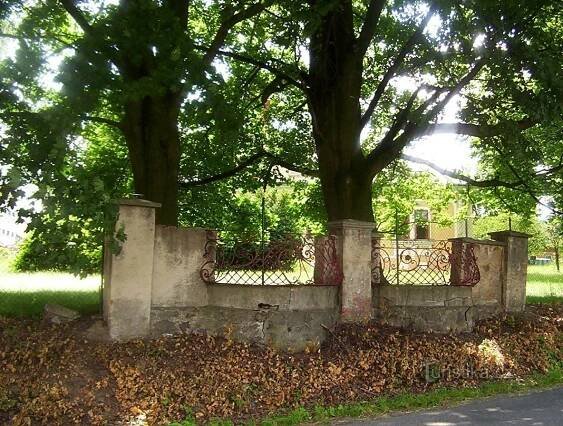 Skalička-zámecký park na severu od zámku ze silnice-Foto:Ulrych Mir.