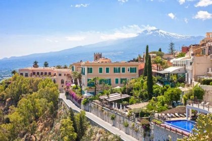 Taormina s sopka Etna v Itálii — Stock obrázek