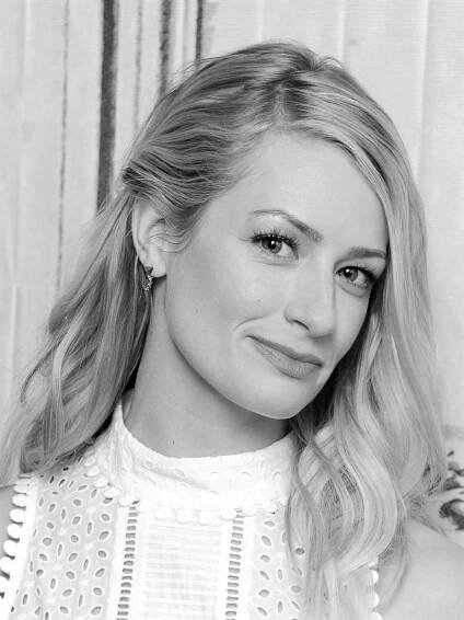 Beth Behrs Fond d'écran
