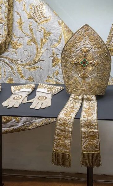 Arcidiecézní muzeum nově nabízí vzácné roucho kardinála Bedřicha z Fürstenberka - Aktuality - Muzeum umění Olomouc