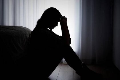 depresivní žena. koncept smutku a bolesti hlavy - deprese smutek - stock snímky, obrázky a fotky