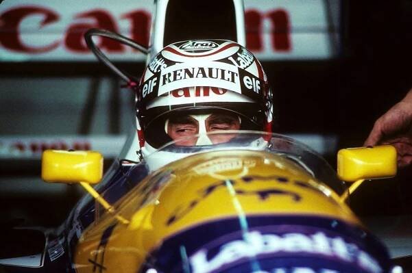 Mansell mával fanouškům na cestě za výhrou, o pár metrů později zastavil pro poruchu - True Racing