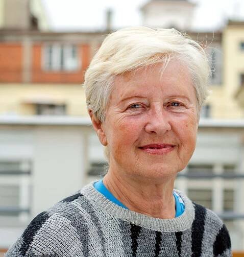 Prof. PhDr. Anna Hogenová, CSc. (* 23. října 1946 Fláje) je česká kinantropoložka, filosofka a profesorka působící na českých vysokých školách. Absolvovala gymnázium v Žatci, kde mezi její učitele patřil i Zdeněk Svěrák, poté vystudovala FTVS UK (tělesná výchova a čeština, Bc.) a následně FF UK. V roce 1985 obhájila kandidátskou disertaci (doktorskou práci) na téma "K teoretickým a ideologickým důsledkům podstatného ve fenomenologii E. Husserla a R. Carnapa" a získala titul CSc. (ekvivalent Ph.D.). V roce 1992 se habilitovala s prací "Poznání a fenomenologie" a na Univerzitě Palackého byla v roce 2006 jmenována profesorkou kinantropologie. Přednášela také na FTVS UK a na Technické univerzitě v Liberci. ▬ V roce 1975 vstoupila pod tlakem okolností do KSČ, což považuje za chybu, od roku 1989 není členkou žádné politické strany. Do roku 1989 přednášela na fakultě tělesné výchovy moderní filozofii a také předmět marxismus-leninismus.