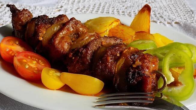 Šašlik je grilované maso na jehle, podobné kebabu, ražniči, suvlaki či špízu