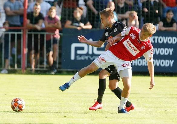 Utkání Fobalové národní ligy mezi FK Pardubice (ve červenobílém) a FC Hradec Králové (v černém) na hřišti pod Vinicí v Pardubicích.