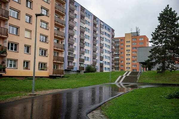 „Nejhorší chodník v kraji“ je minulostí. Chodník u ZŠ Šeříková září novotou