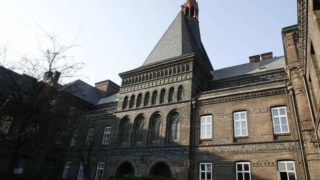 Vydejte se za záhadami Porodnice U Apolináře a jejího tajemného okolí
