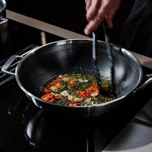 Wok pánev FABINI & Těhotnej kuchař, Ø 30 cm - Nerezová beznýtová pánev s hybridním povrchem z vícevrstvé nerezové oceli s poklicí