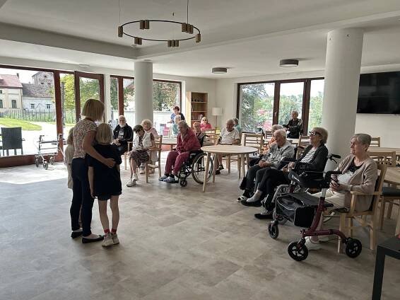 Zkusili jsme si být jeden den seniorem v domově důchodců. Mají ještě volná místa