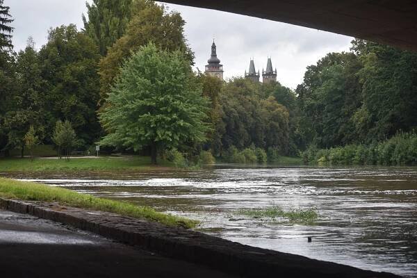 VIDEO, FOTO: Labe v Hradci stoupá, situace zatím není nijak dramatická