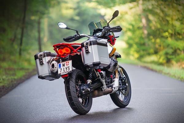 Univerzální a stylové enduro, které vás vyveze stejně dobře do hor jako na kafe. Vyzkoušeli jsme nejnovější Moto Guzzi!
