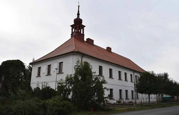Zámek je dominantou Blšan u Loun. Kvůli navezené zemině se v obci konalo místní referendum. Majitel zámku svůj záměr vysvětluje na informační desce na návsi.