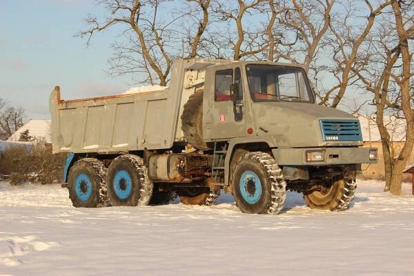 Historické náklaďáky – 2. stránka – Soukromá sbírka užitkových automobilů rodiny Slezákových