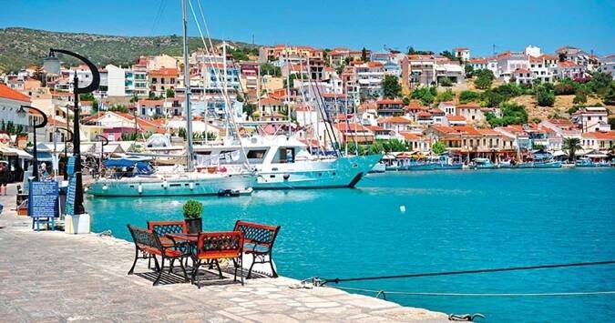 Do Řecka na ostrov Samos s Prima Partou - The-port-of-Pythagorion