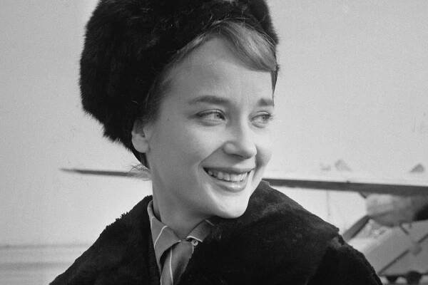 Sylvia Syms photographed at an airport in November 1960: ‘I wish I had known how beautiful I was when I was beautiful’