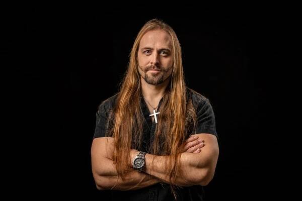 Hudba má dělat lidem radost, říká kytarista Pavel Hanus po vydání alba Dřív než hvězdy vyjdou