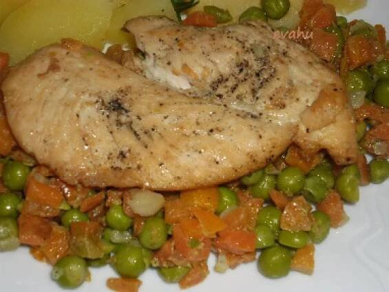 Recept: Kuřecí prsa s hráškem a mrkví
