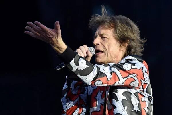 VIDEO: Mick Jagger se naučil českou lidovku! „Pec nám spadla,“ notuje si vesele se silným přízvukem
