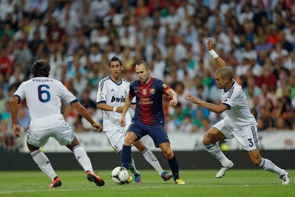 Iniesta von Spielern von Real Madrid, Tschechien, Kroatien, Juventus, Italien… umgeben.