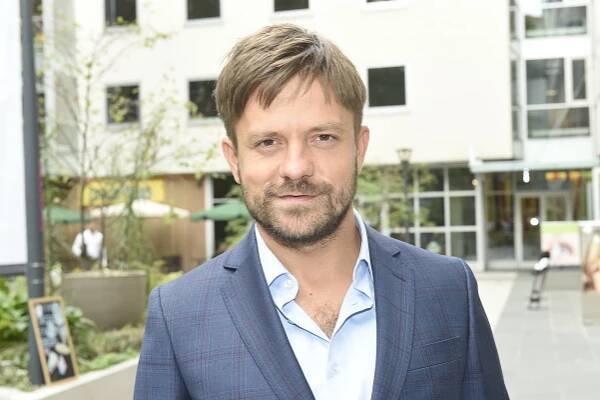 Jiří Mádl sa pochválil novou partnerkou: Prebral ju hereckému parťákovi Vojtovi Kotkovi!