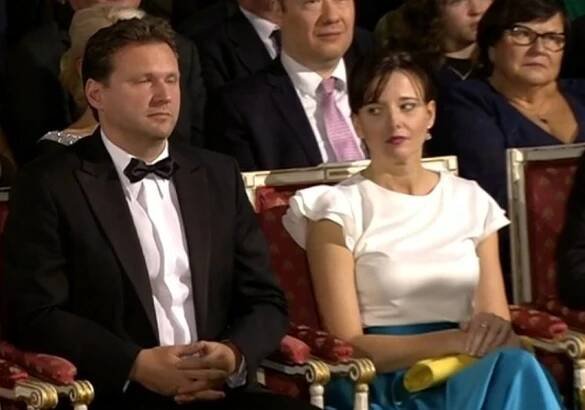 Nazlobená Alex a plačící vdova vířily hradní emoce. Babišovi muži vyvedli krásné manželky